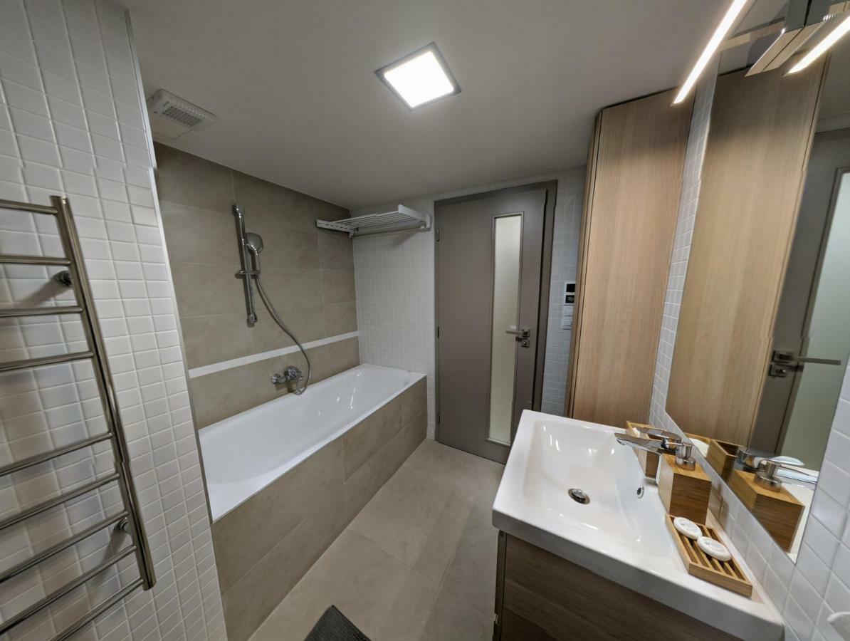 Ap10 - Apartments 4U Brezinova "Overnight Simply" Hradec Králové Eksteriør bilde